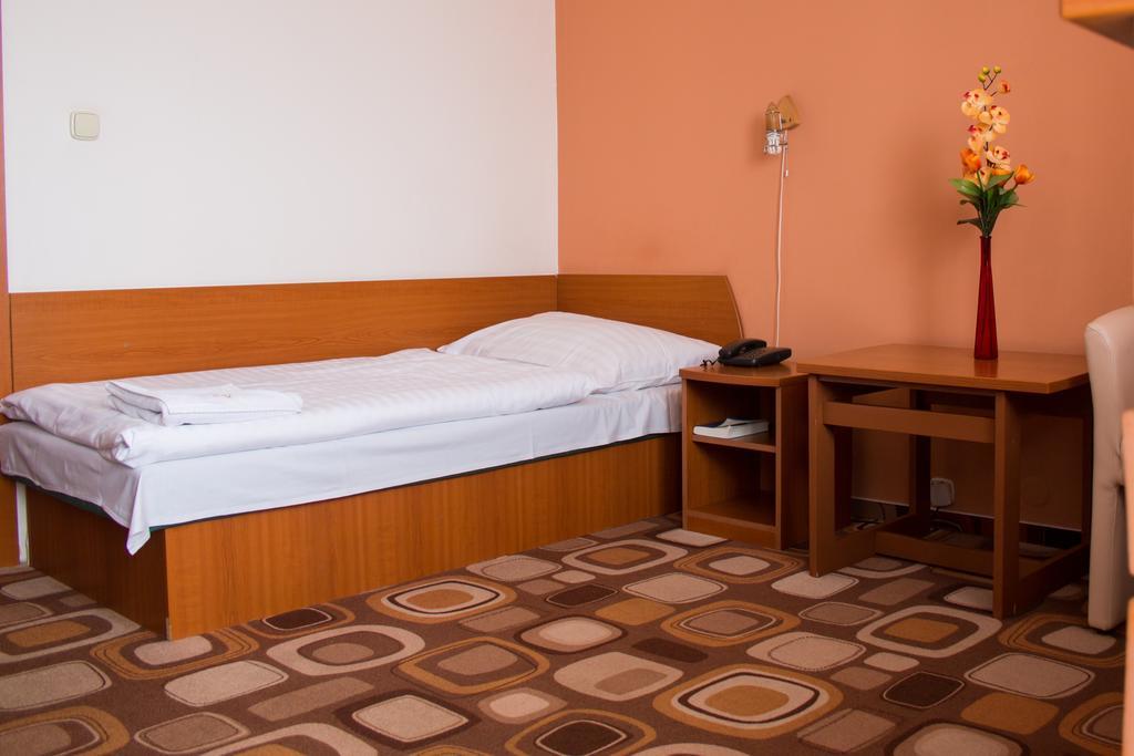 Hotel Druzba Michalovce Extérieur photo